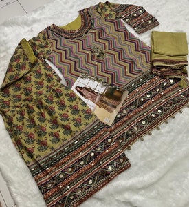 Crêpe de soie de qualité supérieure avec impression numérique et travail à la main Salwar Suit Femme Fabricant et fournisseur de mode de Surat - Product Image 3