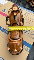 Tracteur à bascule en teck sculpté à thème animalier, style artisanat populaire, pour la décoration intérieure
