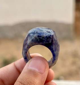 Bague en pierres précieuses de sodalite naturelle sculptée à la main Bague de déclaration Bijoux en pierres précieuses de sodalite à facettes Bijoux de style unique - Product Image 2