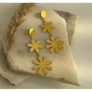 Boucles d'oreilles pendantes en laiton plaqué or faites à la main pour femmes, avec cristaux en forme de fleur, idéales pour les occasions festives - Product Image 1