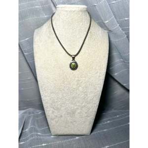 Colgante Artesanal de Turquesa de la Montaña Sonora y Oro Rosa, Hecho a Mano por Navajo con Engaste de Bisel y Patrón Numérico - Product Image 6