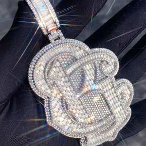 Colgante de Lujo con Inicial de Moissanita y Piedras Baguette, Estilo Hip Hop, con Aspecto de Diamante - Product Image 2