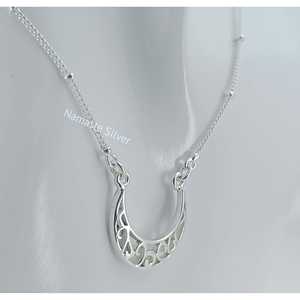 Collar con Colgante de Luna Plateado Hecho a Mano, Diseño Filigranado, Joyería Minimalista con Perla, Regalo de Amor para San Valentín - Product Image 4