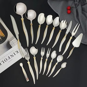 ชุดช้อนส้อมเหล็กสำเร็จรูปลายซิกแซกมือจับสีเงินดีไซน์เนอร์สำหรับรับประทานอาหารสำหรับครอบครัวและให้เป็นของขวัญจากอินเดีย - Product Image 4