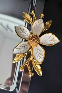 Decorative <b>Set</b> Of 3 Gold Trays With <b>White</b> Flower Accents Perfect For Gifting Home Use Parties Festivals And Entertaining - Product Image 5