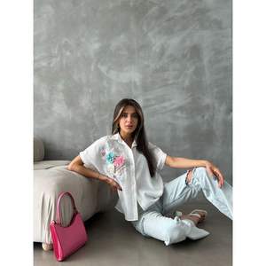 Blusas y Camisas para Mujer Topshow con Detalles Florales Crema, Producto al por Mayor - Product Image 3