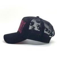 Gorra de Malla con Visera de Gamuza Negra con Cristales Rosados y Letra Gótica Personalizada, Gorra Trucker de Lujo con Pedrería