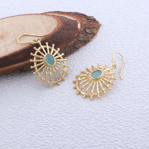 Delicado pendiente de piedras preciosas ovaladas Checker Cut Aqua Calcedonia textura Sunburst gancho pendiente chapado en oro aniversario regalo gota pendiente - Product Image 3