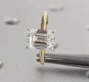 Bague de mariage en diamant de laboratoire taillé en émeraude de 1.5 ct belle bague en diamant en or jaune 14 carats bague solitaire cadeau de mariage pour elle - Product Image 2