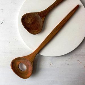 Juego de utensilios para ensalada de madera natural, 2 espátulas, sostenibles, hechos a mano, tamaño pequeño, aptos para congelador, marca Mirha. - Product Image 3