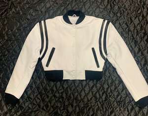 Chaqueta Bomber Varsity Formal de Diseño Personalizado para Mujer con Cuello Levantado Cuerpo de Cuero y Mangas de Invierno - Product Image 1