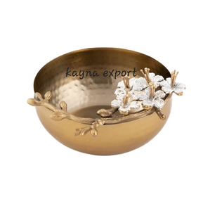 คอลเลกชันใหม่ของเราชามโลหะสีทองทุบด้วยชามโลหะตกแต่งดอกไม้สีขาว - Product Image 1