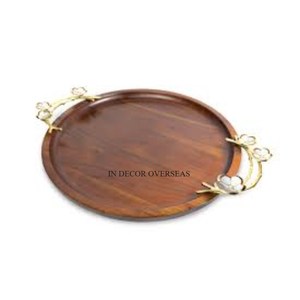Bandeja de servicio hecha de madera de acacia de calidad superior de forma redonda más vendida con asas de diseñador floral de metal a un precio impresionante - Product Image 1