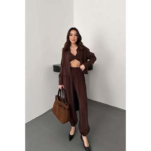 Conjunto de Tres Piezas con Detalles en Gipe Marrón - Marrón - Product Image 1