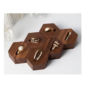 Présentoir de bijoux de couleur or en laiton avec collier de boucles d'oreilles de taille personnalisée de la meilleure qualité Est - Product Image 1