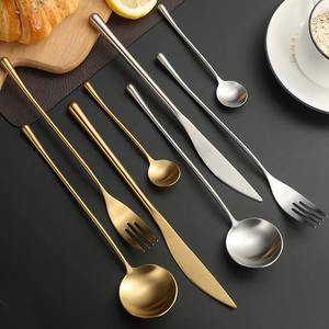 Nouveau design de coutellerie occidentale épaissie créative en acier inoxydable, ensemble de couteaux à poignée, fourchettes et cuillères pour la maison - Product Image 4