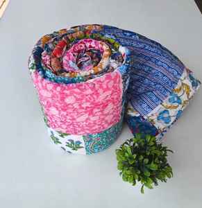 Manta Reversible de Algodón Orgánico con Estampado de Bloques Razai, Hecha a Mano con Técnica de Patchwork - Product Image 1