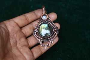 Pendentif en cuivre fait à la main avec de la Labradorite Multi Fire et de la pierre de lune One Eye Design Unique Jewelry Gift for Her Elegant - Product Image 6