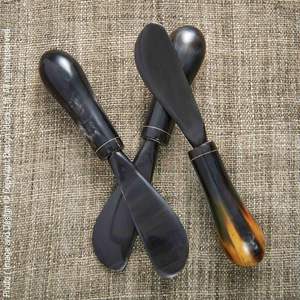 Esparcidor de queso de cuerno de buey hecho a mano único con mango de cuerno de búfalo personalizado Herramienta de queso de bambú elegante de Chees GM Impex - Product Image 1