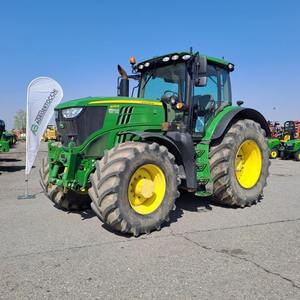 Tractor John Deere disponible ahora para un rendimiento agrícola confiable, construido con resistencia y durabilidad para cualquier actividad agrícola. - Product Image 3