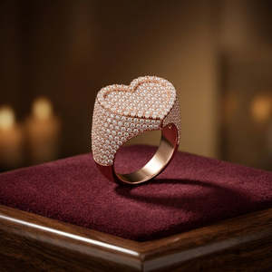 Bague signet élégante en or rose avec cœur bombé, entièrement sertie de pierres CZ blanches, bijou de déclaration haut de gamme et raffiné - Product Image 5