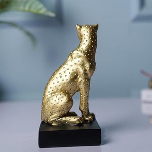 Sculpture en aluminium avec finition dorée et design de chat moderne créé pour la décoration du salon ou l'esthétique du bureau - Product Image 2