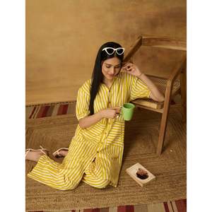 Ensemble coordonné rayé citron pour femme – Tenue décontractée quotidienne, coupe décontractée, en coton tissé, 2 pièces : haut long et short - Product Image 2