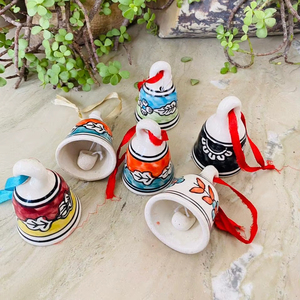 Nouvelle Arrivée Attrayante Cloche en Céramique Peinte à la Main avec Boucle pour Accrocher Cloche pour Ornements de Noël Décoration de la Maison Design - Product Image 1