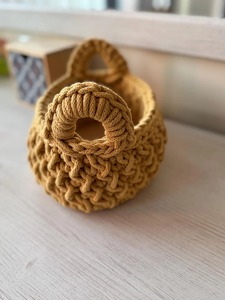 Panier en macramé élégant à doubles poignées, solution de rangement polyvalente pour la table, la cuisine, la salle à manger et la décoration, en provenance d'Inde - Product Image 2