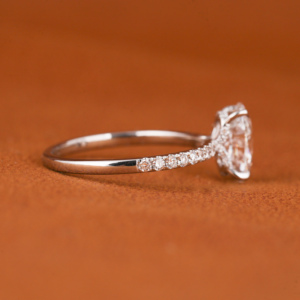 Dazzling Perfection Glamour Custom Oval Cut Lab Grown Diamond Anillo de compromiso con anillo de regalo de aniversario de oro de platino - Product Image 4
