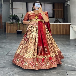 ชุดเลเฮนกาโชลีงานแต่งงานคุณภาพสูง ผ้าไหมบานาราซี งานทอผ้าดีไซน์เนอร์ล่าสุด โดย FabZone - Product Image 4