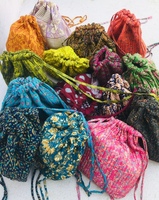 Sac à bandoulière fleuri en coton fait à la main pour femmes Polina matelassé Potli sac unisexe seau motif sac à main pour voyage