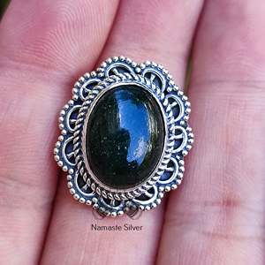 Anillo Ovalado de Jade Verde para Mujer en Plata de Ley 925, Joyería Hecha a Mano con Gema Marquise, Regalo de Cumpleaños, Aniversario o Navidad para Ella - Product Image 4