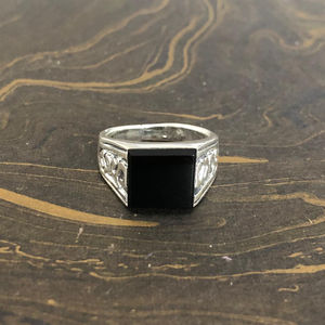 Anillo de Sello Clásico de Ónix Negro (10.9 Gramos) Chapado en Oro y Rodio con Gema Geométrica y Engaste de Bisel, Regalo para Cualquier Ocasión - Product Image 1