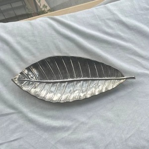 Le plateau de service en métal offre un mélange parfait de durabilité et d'élégance, ce qui rend chaque moment d'accueil d'une touche de raffinement sans effort. - Product Image 5