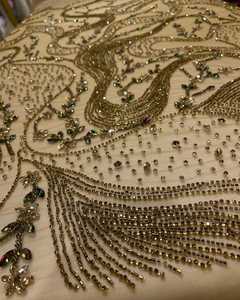 Tissu de broderie à la main de luxe avec perles dorées et paillettes matériel de robe de mariée élégante tissu de dentelle de maille perlée de haute qualité - Product Image 3