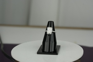 Anillo de diamantes cultivados en laboratorio de lujo 2,30 quilates corte esmeralda VS1 claridad IGI SGL certificado Oro rosa oro plata pedido al por mayor proveedor - Product Image 2