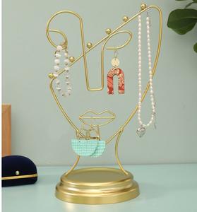 Nuevo soporte de exhibición de joyería de metal único con detalles geométricos y una base estable para exhibir su colección de joyas - Product Image 6