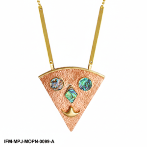 Collier artisanal géométrique triangulaire en nacre plaqué or, pendentif tribal artisanal avec incrustations d'abalone - Product Image 6