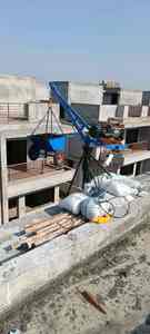 Le levage de matériaux sur le toit des chantiers de construction est effectué à l'aide d'une grue portative dans un projet de construction résidentielle à plusieurs étages en cours de développement. - Product Image 4