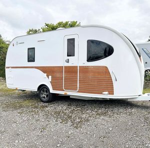 Remolque de caravana todoterreno para aventuras y camping al aire libre. - Product Image 1