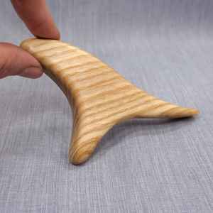 Masseur facial en bois artisanal qui stimule doucement la circulation, détend la peau et favorise l'éclat naturel quotidien. Soins - Product Image 5