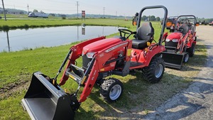 Tracteur à roues Massey Ferguson GC1725M de qualité supérieure, 35 CV, 4 roues motrices, avec chargeur, livraison rapide incluse - Product Image 3