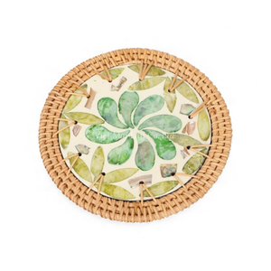 Salvamantel Bohemio de Nácar Natural con Detalles de Ratán para Decoración de Mesa y Uso Diario, de Vietnam - Product Image 2