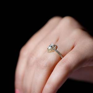 Anillo de compromiso de lágrima para mujer-Forma de pera Moissanite Halo, oro amarillo de 18K - Product Image 3