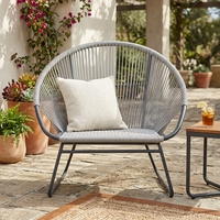 Fauteuil lounge d'extérieur gris tressé avec structure en métal et assise en corde, pour aménagement de terrasse, design artistique et décoration pure