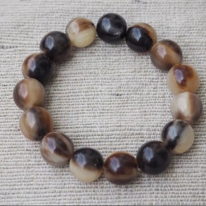 Bracelet rond en corne poli fait à la main de 8 mm, moderne, écologique, de haute qualité - Product Image 1