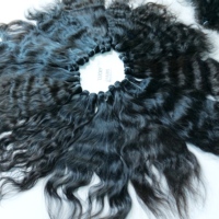 Fournisseur en gros propose des extensions de cheveux 100% vierges Remy indiens noirs, double trame, ondulés, à ondulations profondes et naturelles, à prix abordable