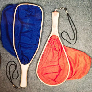 Pas cher Prix En Bois Pêche À La Mouche Truite Épuisette Avec Naylon Et Filet À Mailles Et Long Crochet Élastique De Suspension - Product Image 1