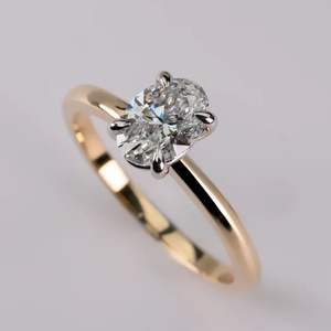 Anillo de Compromiso o Boda Clásico y Moderno de Plata de Ley 925 con Baño de Oro, con Circonita Ovalada de 3 Quilates Engastada en Puntas para Mujer - Product Image 1